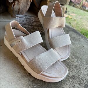 Easy Spirit Women's Comfort Elastic Strap Sandals in Platinum. Sz-6.5.  X